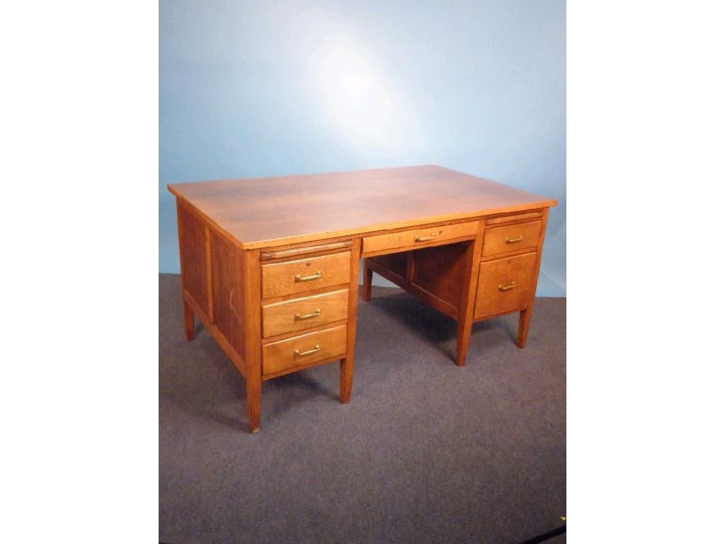 Appraisal: An oak kneehole desk with an arrangement of six drawers