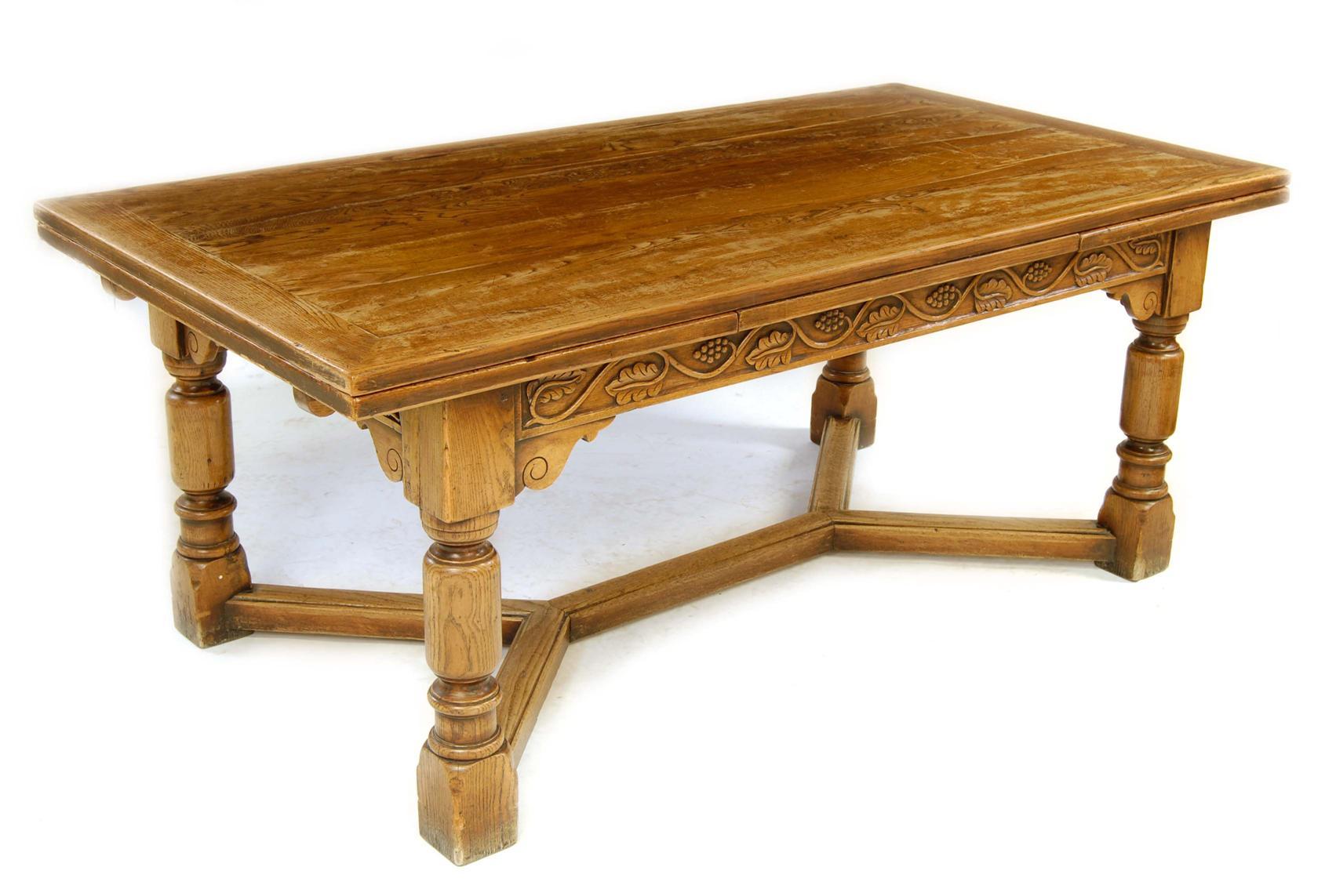 Appraisal: An oak draw leaf table