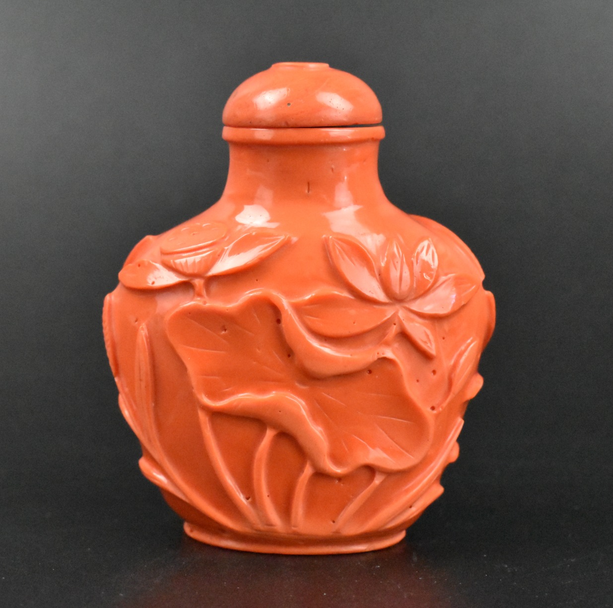 Appraisal: A Chinese Glass carved coral red snuff bottle dating from