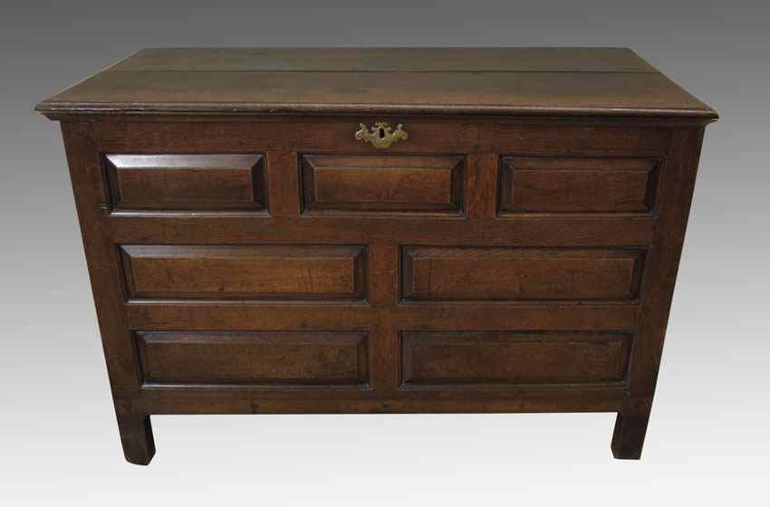 Appraisal: TH C ENGLISH OAK LIFT TOP COFFER CHEST Wooden strap