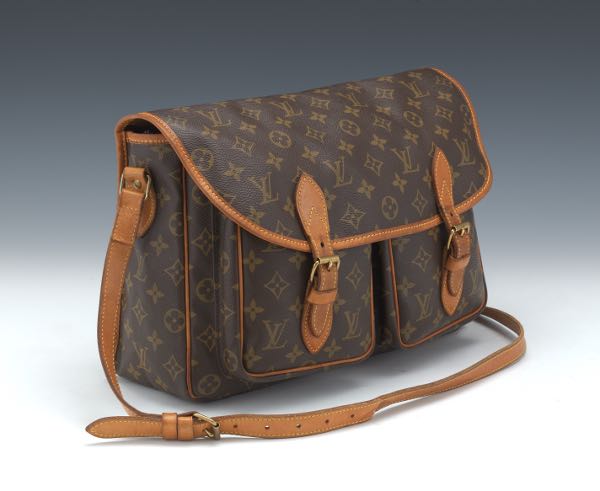 Appraisal: LOUIS VUITTON SAC GIBECIERE x x Messenger bag style monogram