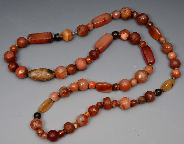 Appraisal: AN INDIAN AGATE AND CORNELIAN SPECIMEN BEAD NECKLACE approximately cm