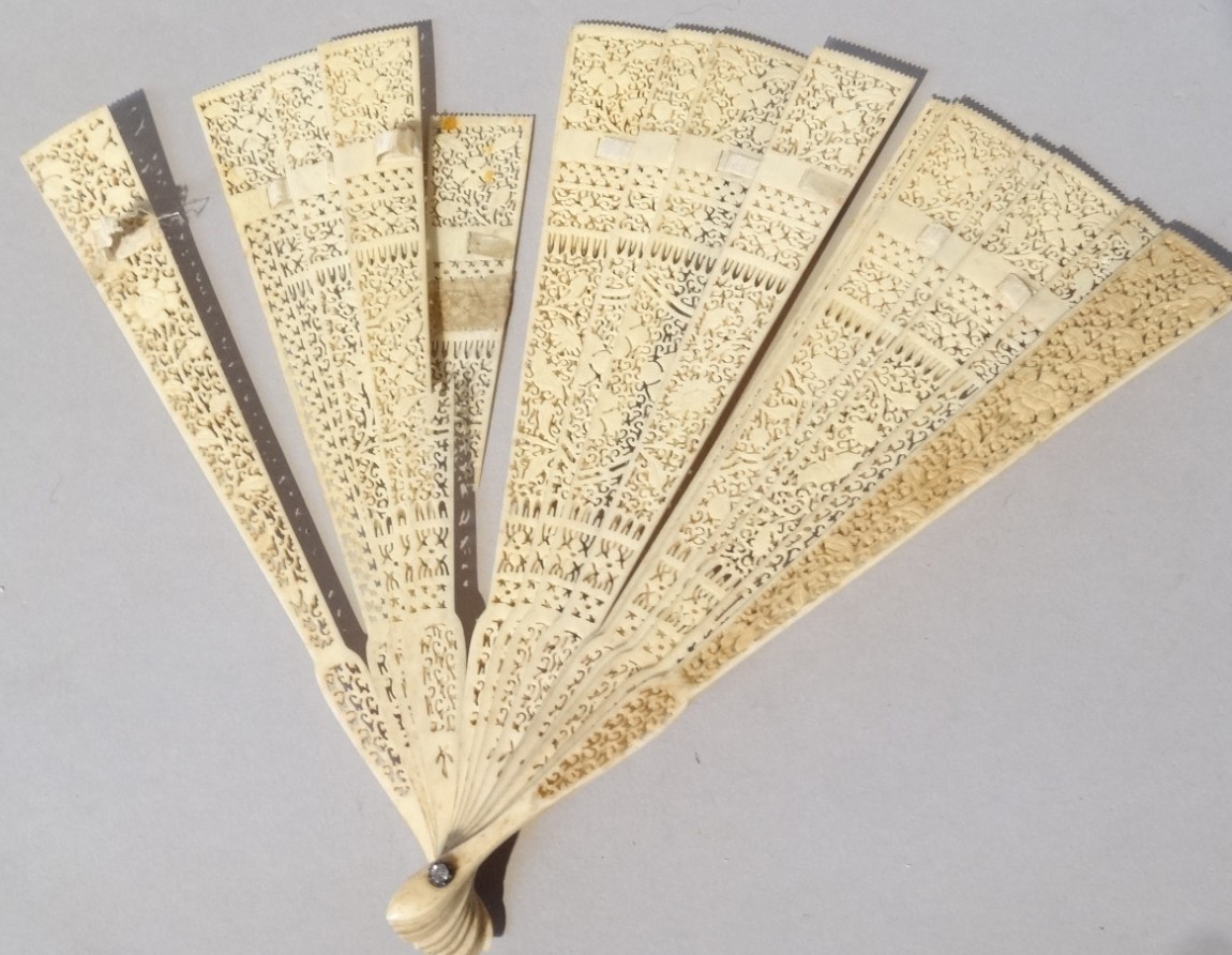 Appraisal: A Chinese Qing period ivory fan set with pierced graduated