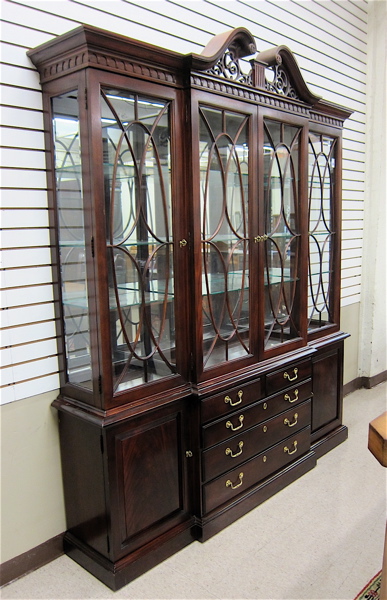 Appraisal: CHIPPENDALE-STYLE MAHOGANY BREAKFRONT CHINA CABINET Thomasville Furniture Industries Thomasville North