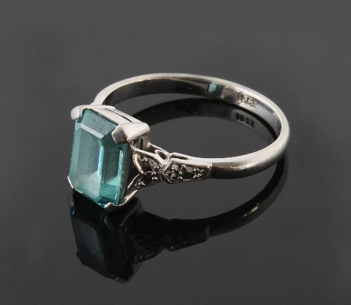 Appraisal: An aquamarine ring with facetted shoulders to an ct white