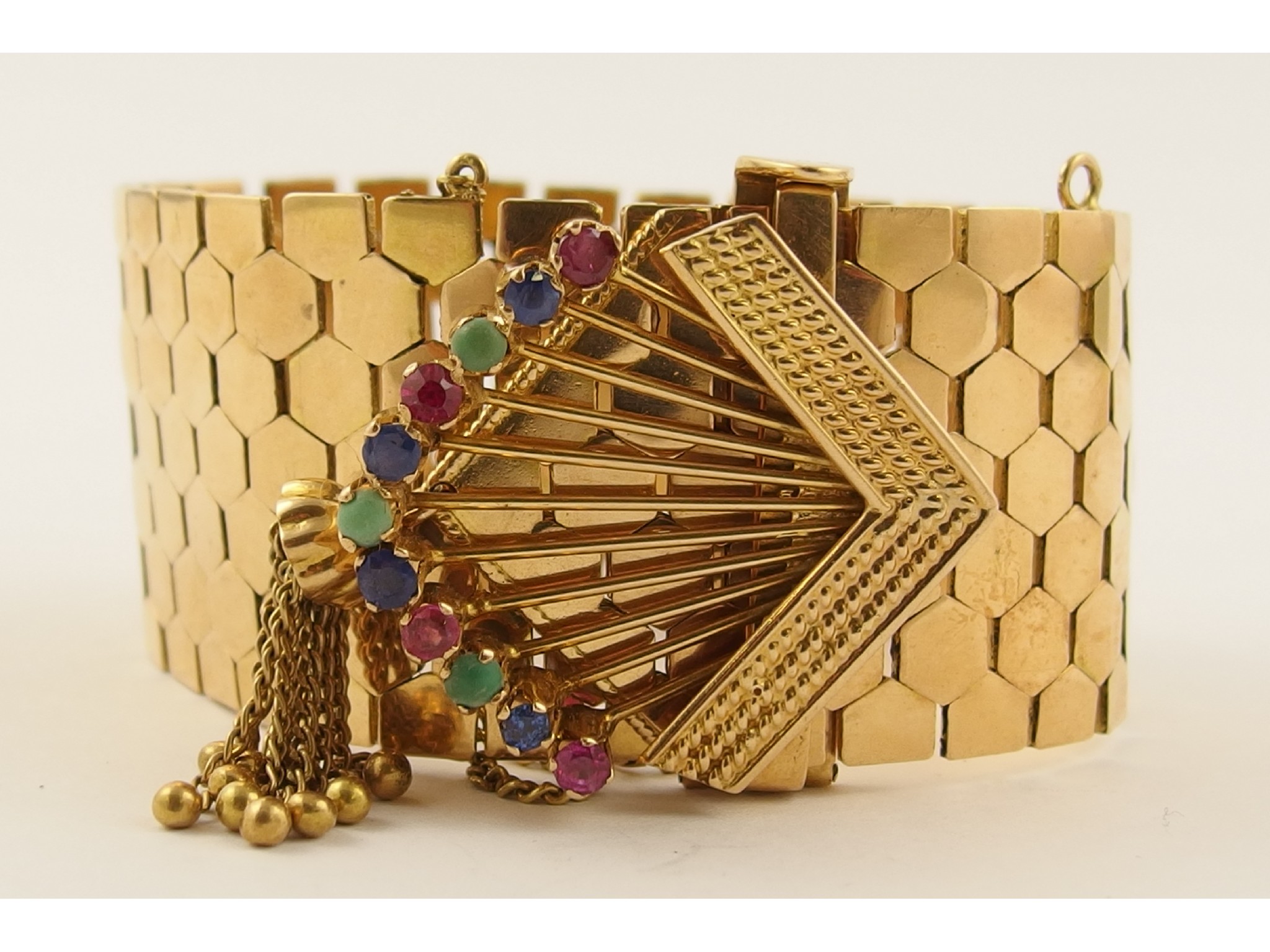 Appraisal: An ct bracelet with honey comb shaped links the chevron