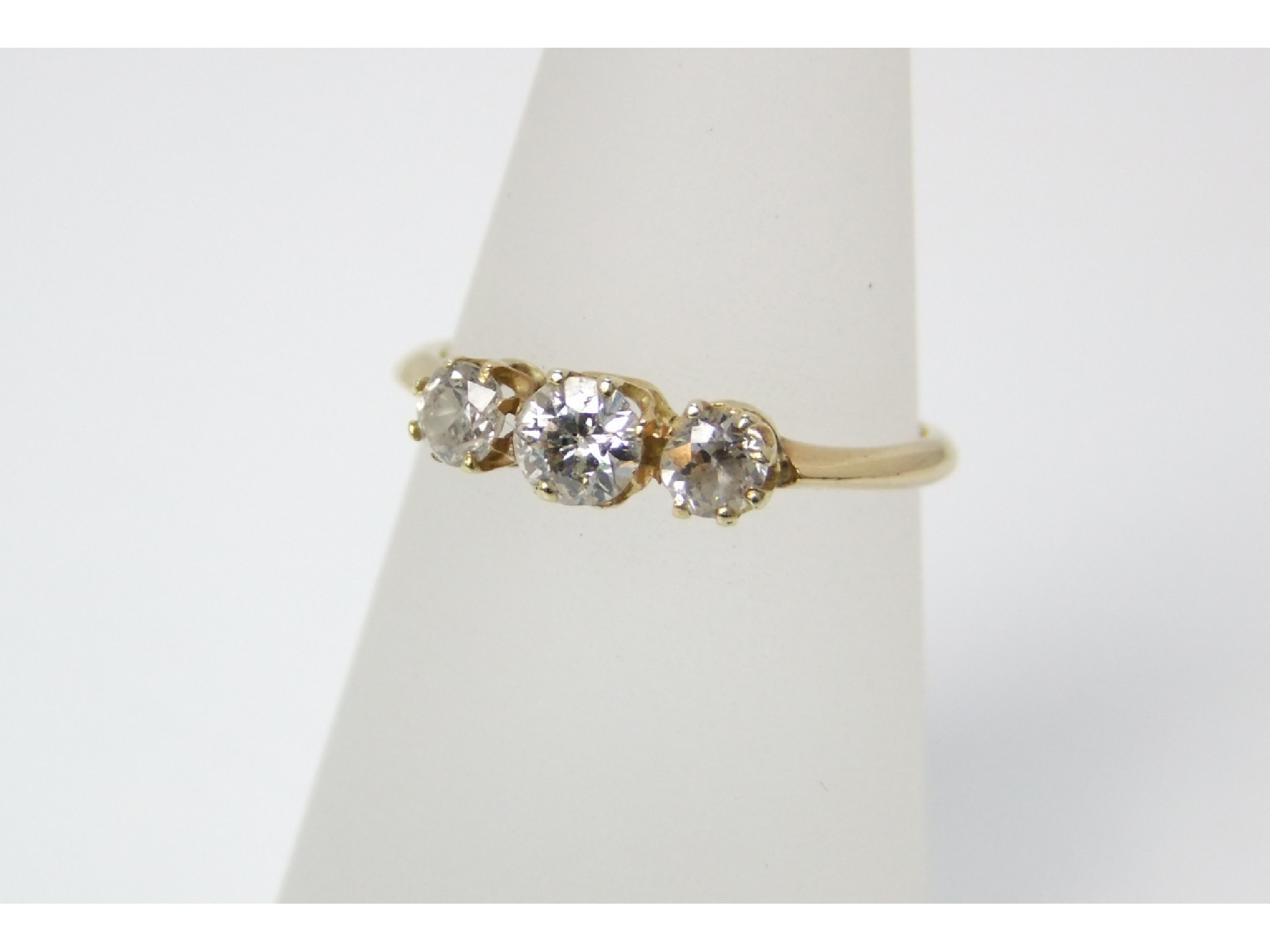 Appraisal: An ct gold and three stone diamond ring cts approx