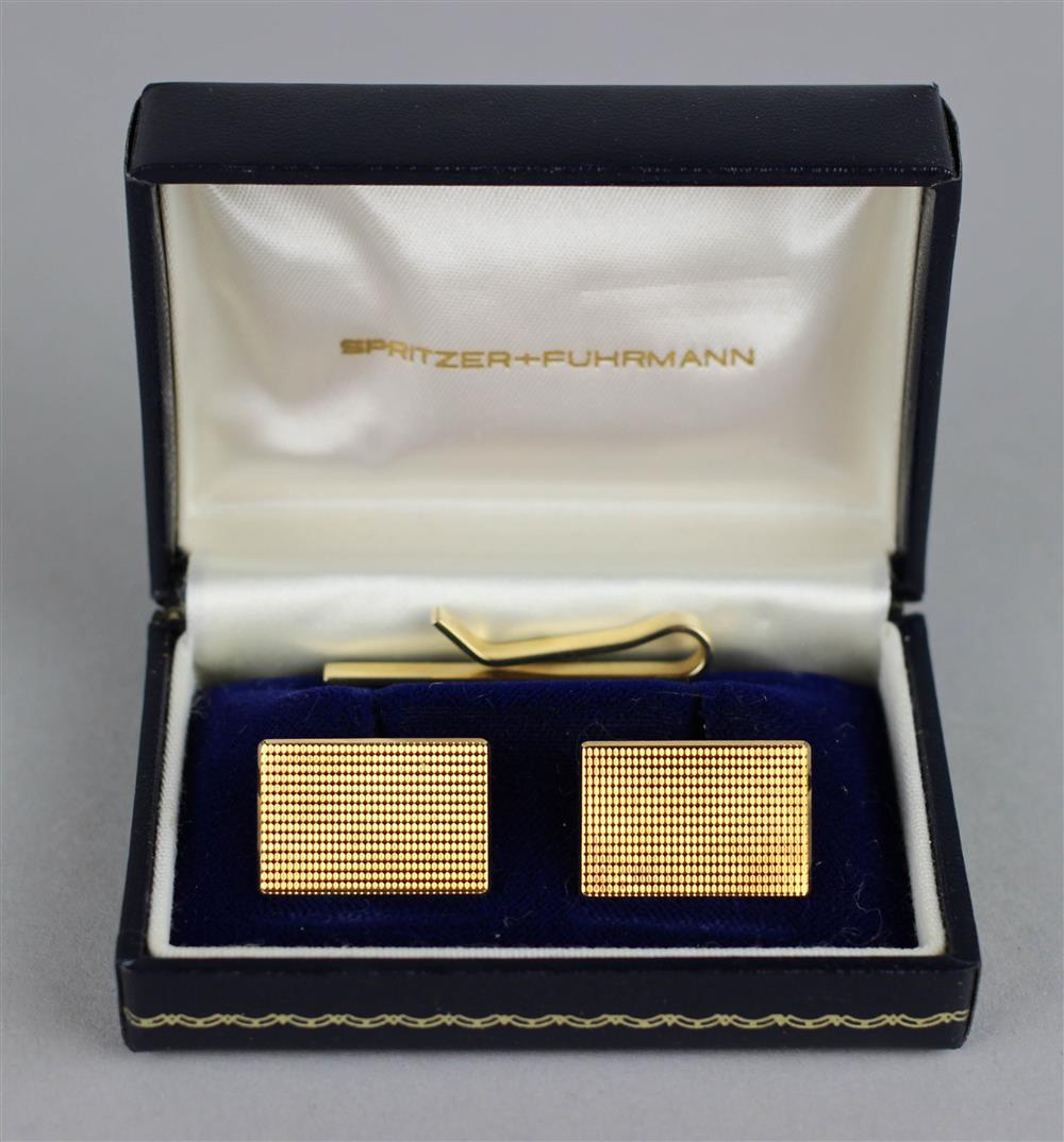 Appraisal: PAIR OF GENTLEMAN'S K YELLOW GOLD CUFFLINKS RETAILED BY SPITZER