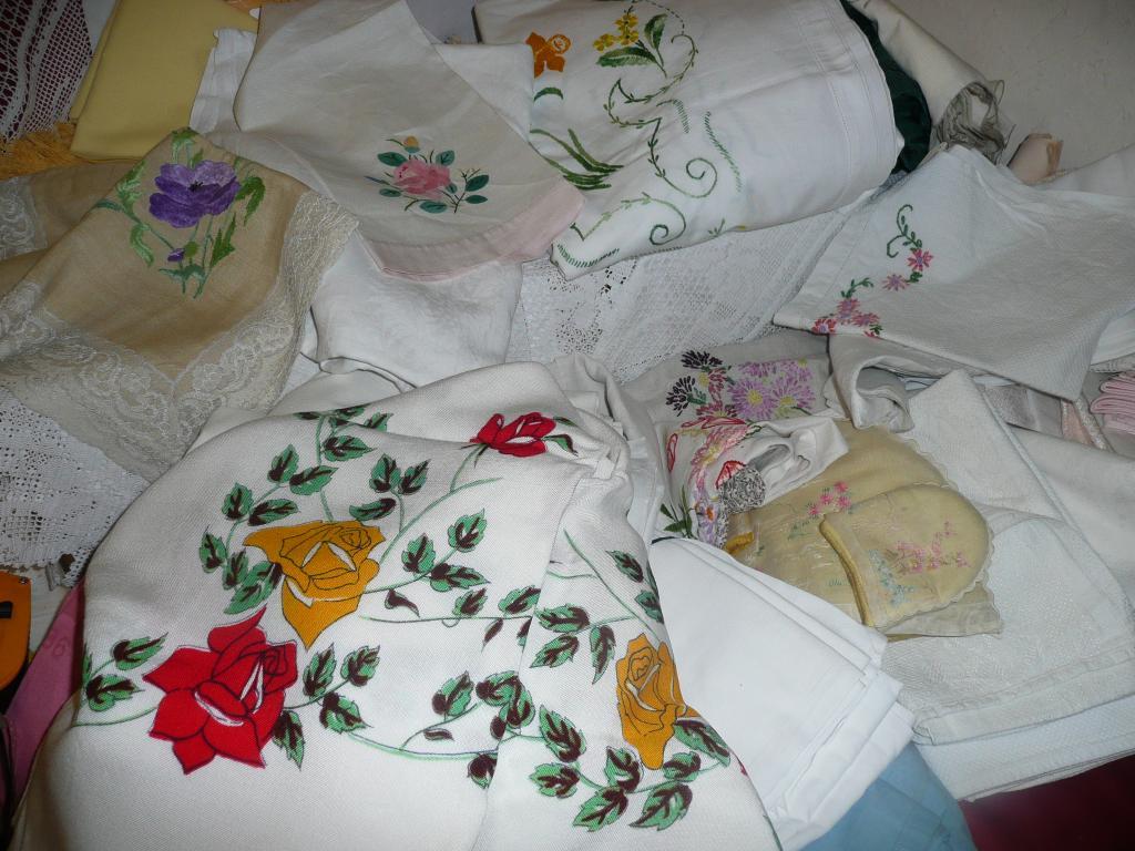 Appraisal: A good collection of linens embroidered and decorative to include