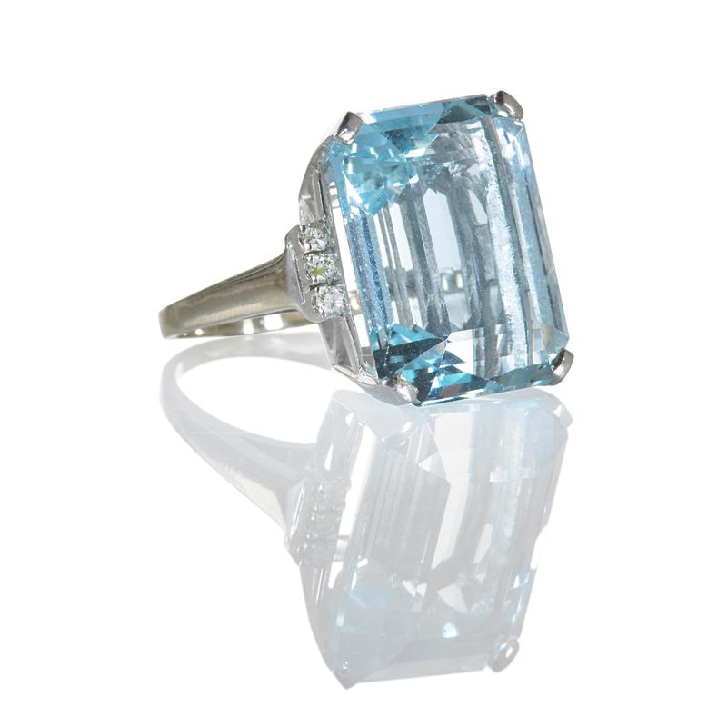 Appraisal: RETRO AQUAMARINE AND DIAMOND K WHITE GOLD RING Emerald cut