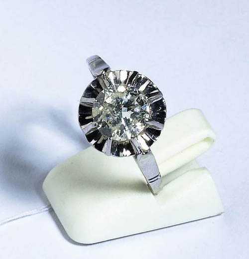 Appraisal: BRILLIANT-CUT DIAMOND RING ca Platinum Decorative solitaire model set with