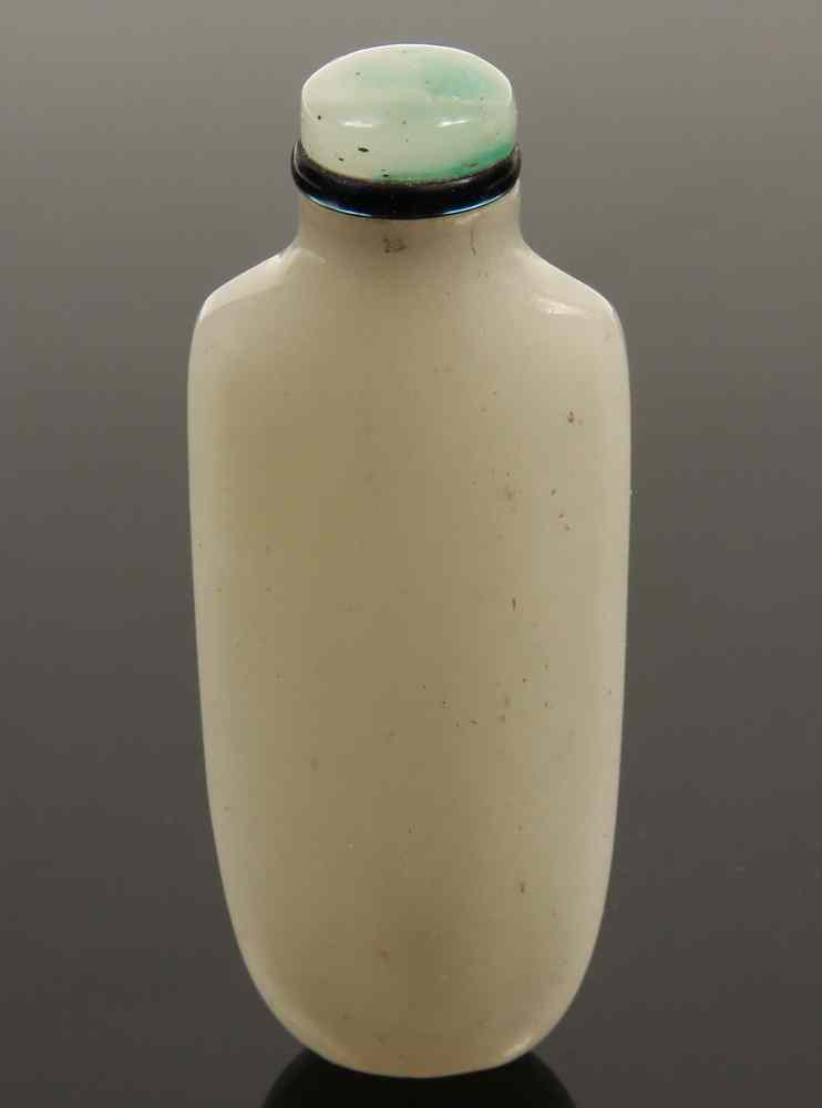 Appraisal: CHINESE JADE SNUFF BOTTLE - th c White Jade Snuff