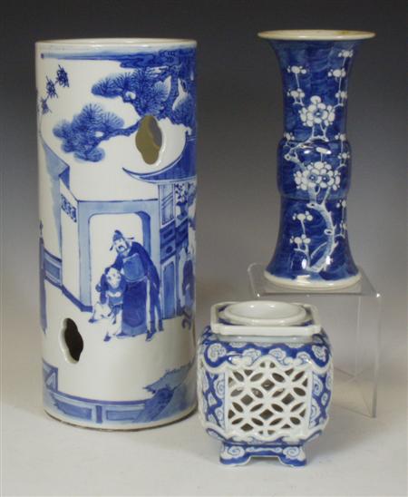 Appraisal: A th century underglaze blue porcelain hat stand of cylindrical