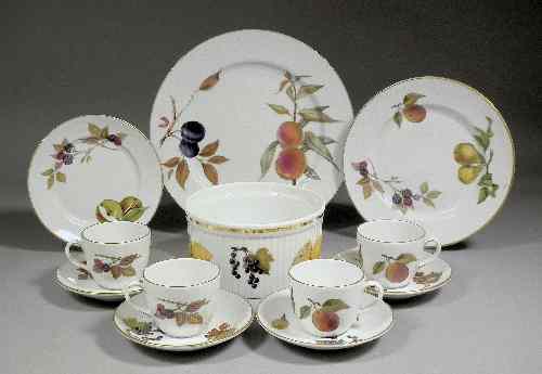 Appraisal: A Royal Worcester porcelain ''Evesham'' pattern part tea and dinner