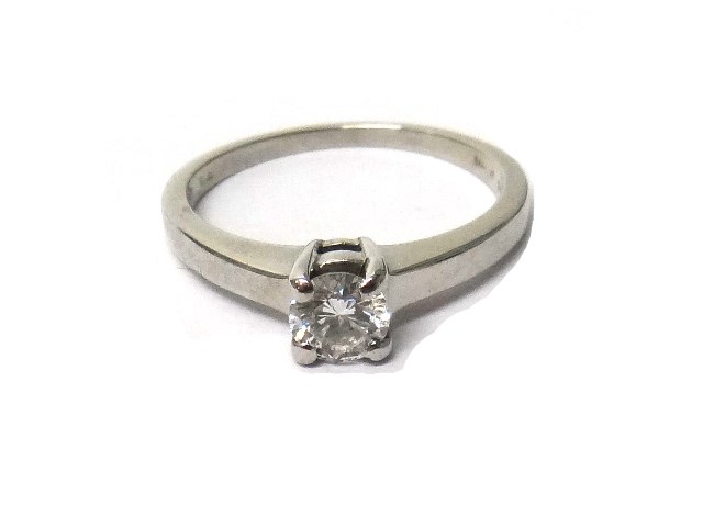 Appraisal: A white gold and diamond set single stone ring claw