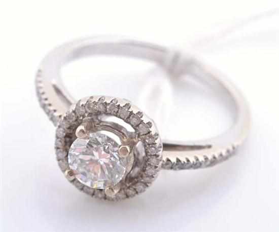 Appraisal: A DIAMOND CLUSTER RING IN CT WHITE GOLD WITH INDEPENDENT