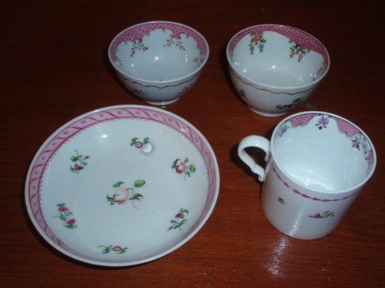 Appraisal: A New Hall tea bowl and saucer with salmon pink