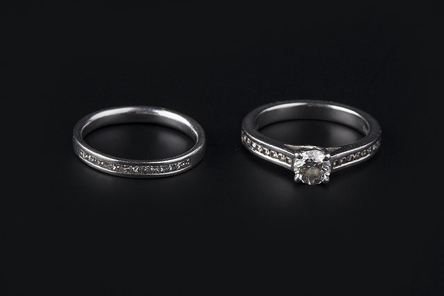 Appraisal: A DIAMOND SINGLE STONE RING AND A DIAMOND SET WEDDING