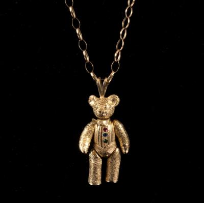 Appraisal: A novelty ct gold teddy bear pendant with green set