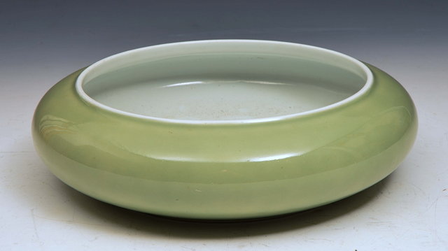 Appraisal: A CHINESE CELADON PLAIN CIRCULAR BOWL th Century cm