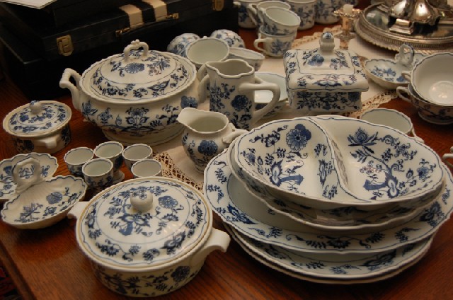 Appraisal: A BLUE DANUBE PATTERN DINNER SERVICE