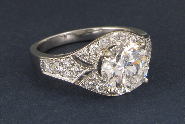 Appraisal: DIAMOND AND EIGHTEEN KARAT GOLD RING The k white gold