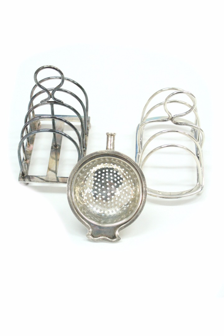 Appraisal: A George V silver five bar wirework toast rack Hukin