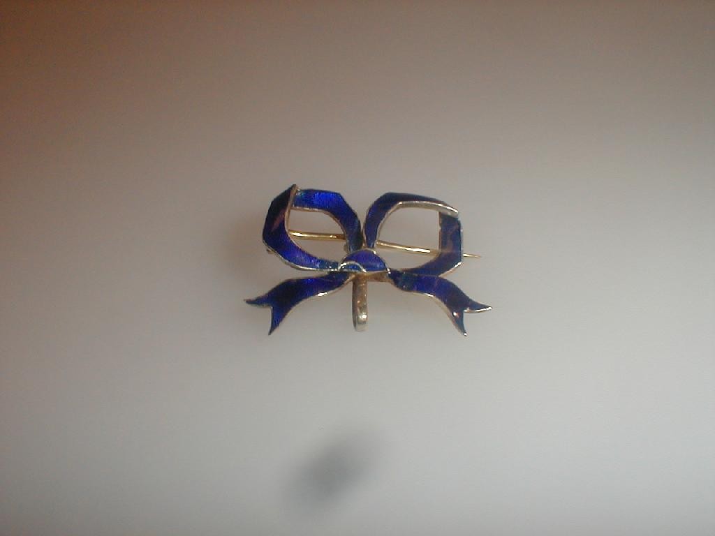 Appraisal: A ct gold blue enamelled bow brooch with clip for