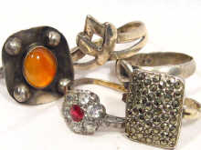 Appraisal: A mixed lot comprising five assorted silver rings