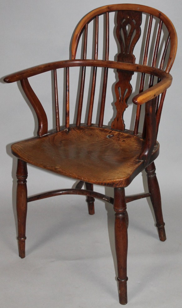 Appraisal: A thC yew and elm low back Windsor chair the