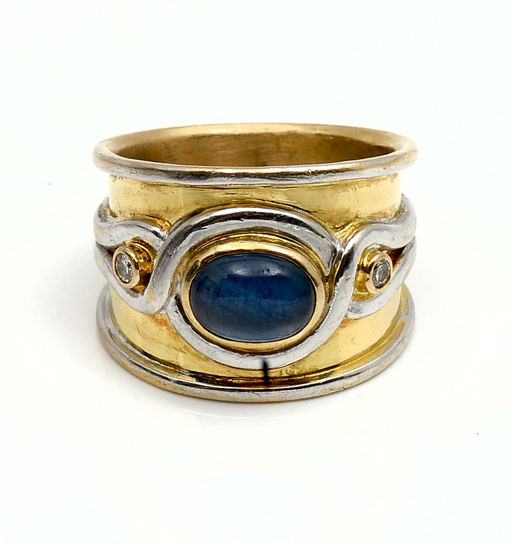 Appraisal: TONE K ''CIGAR BAND'' CABOCHON SAPPHIRE RING Unique yellow and