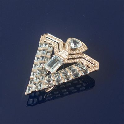 Appraisal: An Art Deco style aquamarine and diamond set brooch pendant