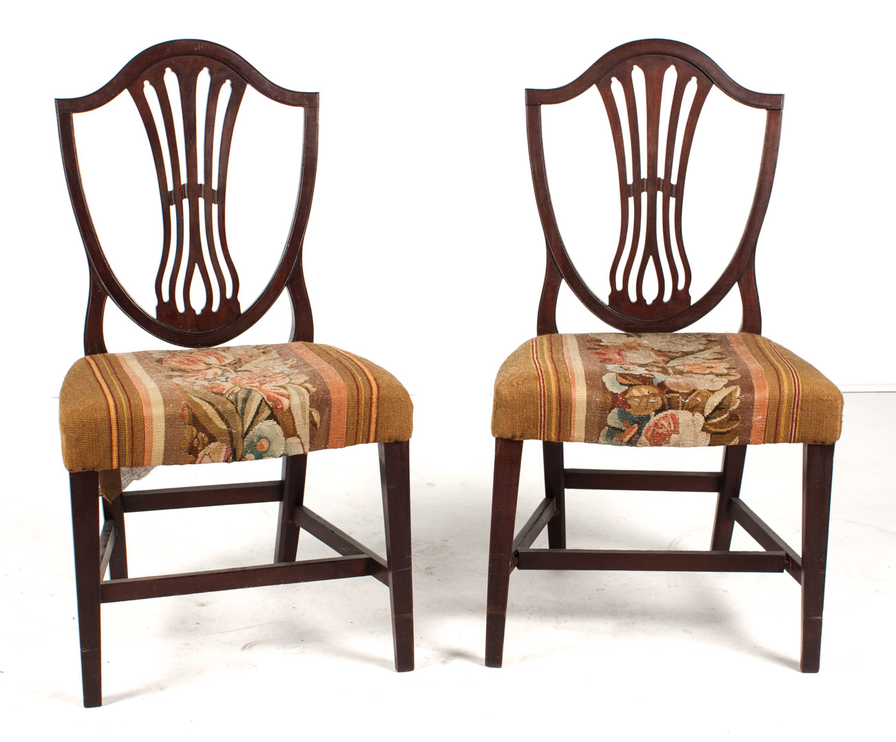 Appraisal: Pair of Federal mahogany side chairs Baltimore MD circa shield