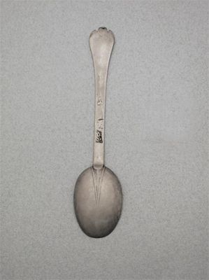 Appraisal: A William and Mary trefid tea spoon with a ribbed