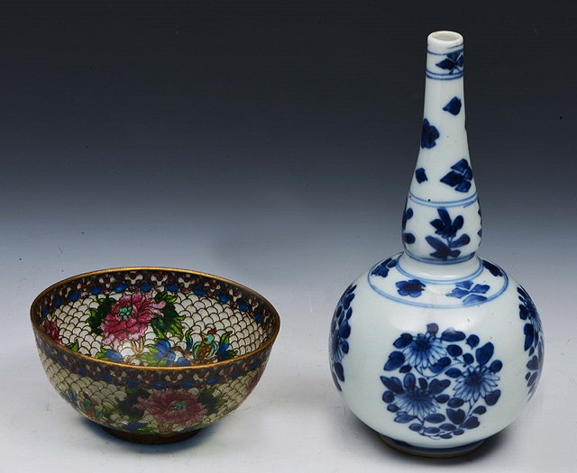 Appraisal: AN TH CENTURY CHINESE BLUE AND WHITE PORCELAIN SPRINKLER VASE