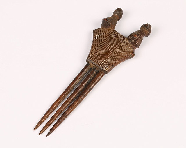 Appraisal: AN ANGOLAN CHOKWE THREE PRONG COMB with carved bird decoration