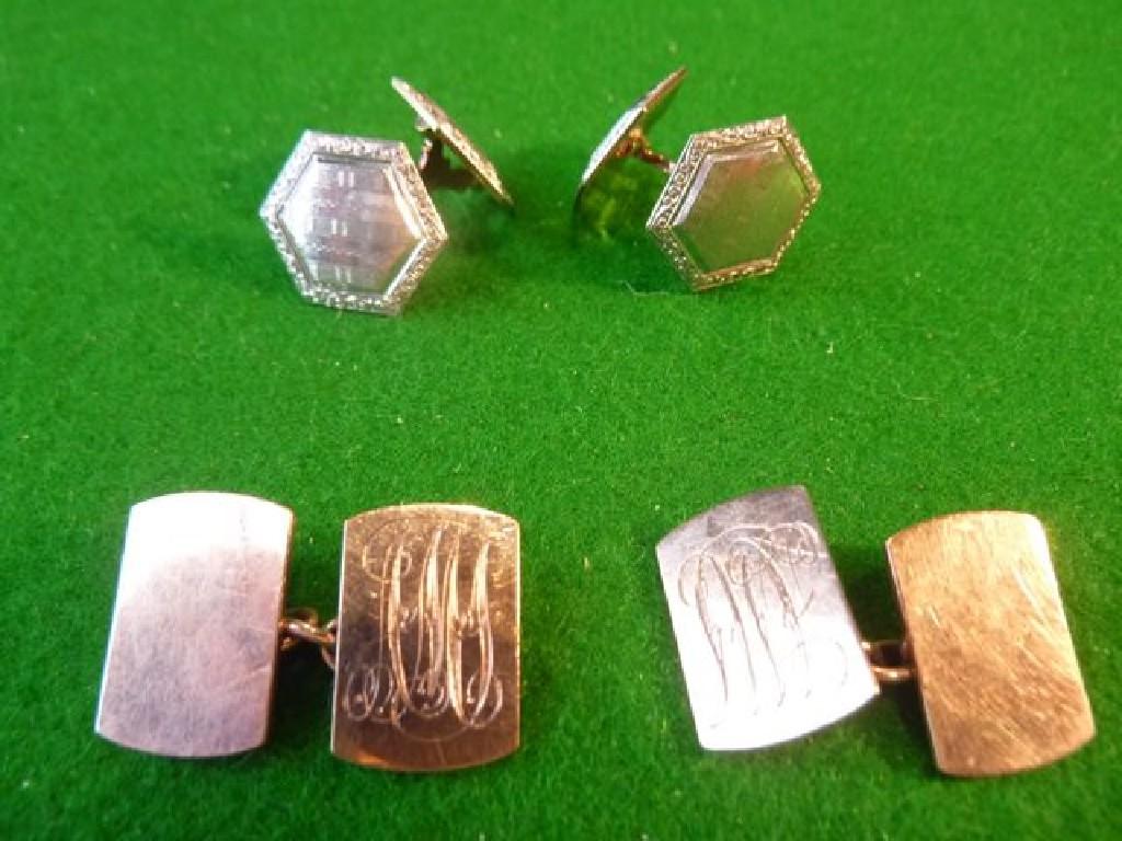 Appraisal: A pair of hexagonal plaque cuff links with swivel link