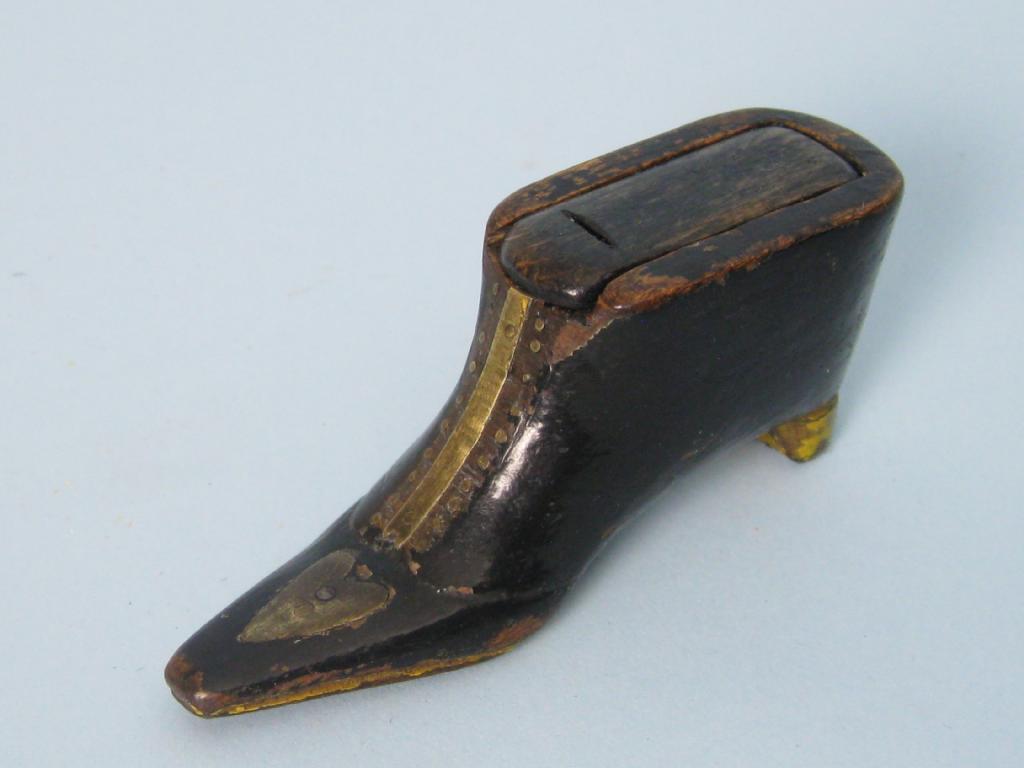 Appraisal: A th Century treen shoe Snuff Box the front and