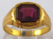 Appraisal: A yellow metal tests carat gold garnet signet ring unascribed