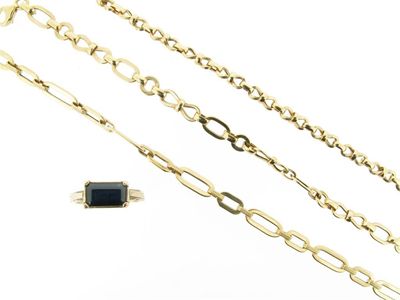 Appraisal: A sapphire set gold ring The rectangular sapphire is set