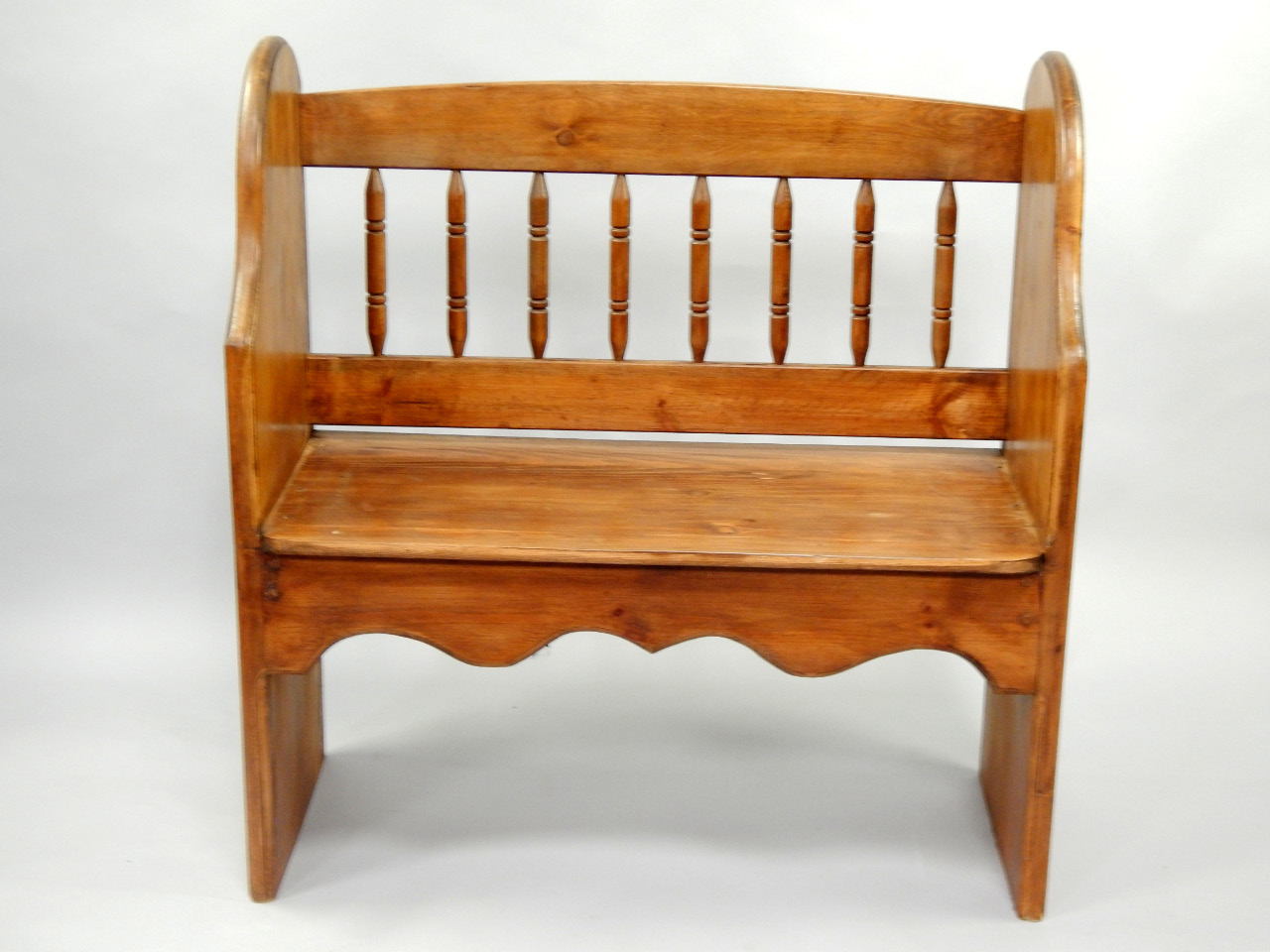 Appraisal: A small pine bench seat with spindle back and shaped