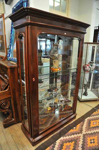 Appraisal: A VICTORIAN STYLE MAHOGANY DISPLAY CABINET WITH GLASS SHELVES AND