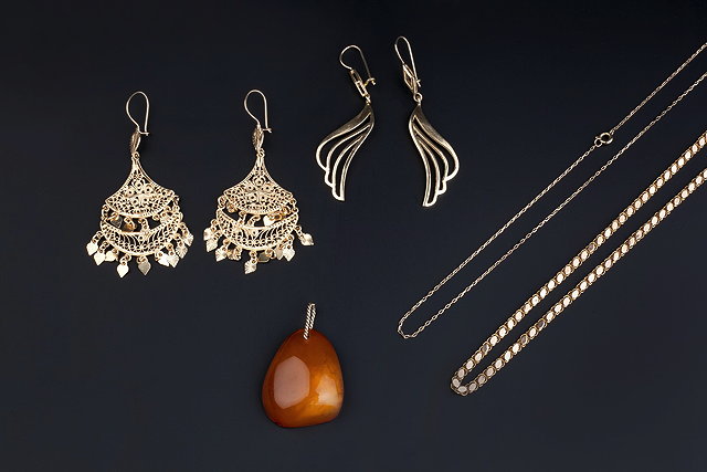 Appraisal: A SMALL COLLECTION OF JEWELLERY comprising a yellow precious metal