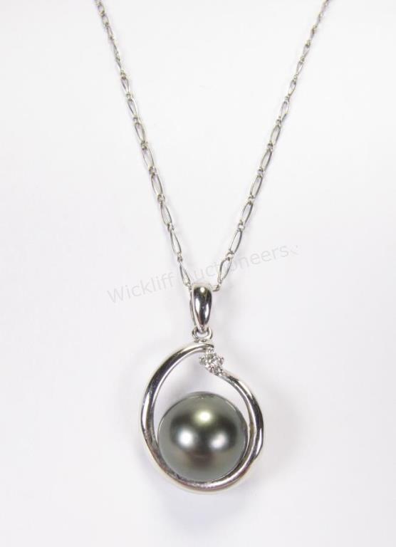 Appraisal: A K white gold pendant with mm black pearl and