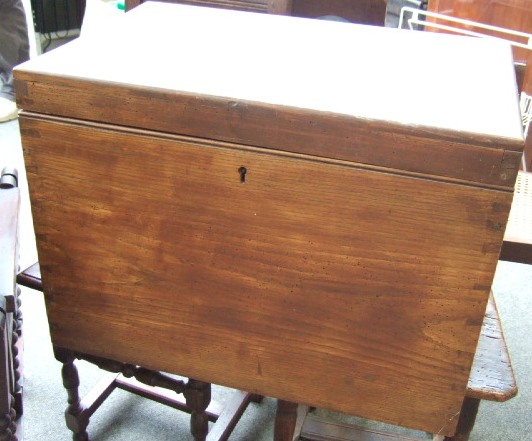 Appraisal: A small mahogany framed coaching table with oval top and