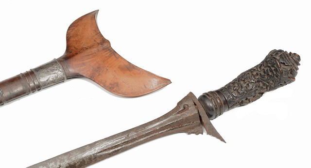 Appraisal: AN ANTIQUE 'EXECUTIONERS' KRIS with a long straight blade and