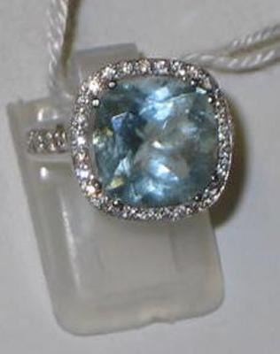 Appraisal: AN AQUAMARINE AND DIAMOND CLUSTER RING the cushion cut aquamarine