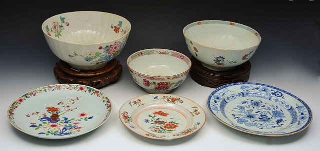 Appraisal: A GROUP OF THREE TH CENTURY CHINESE PORCELAIN FAMILLE ROSE