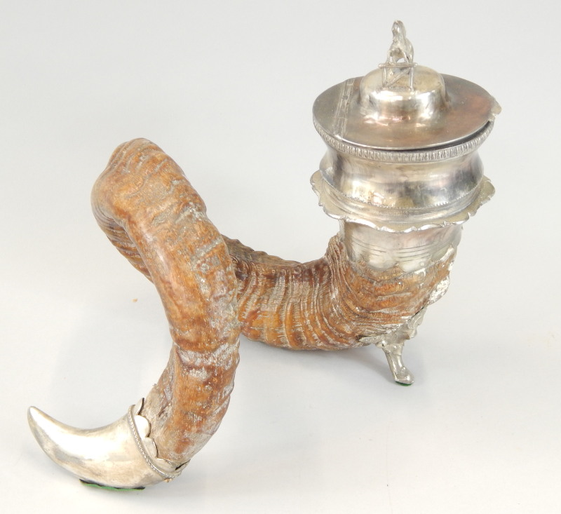 Appraisal: A snuff mull with silver plated mounts the hinged lid