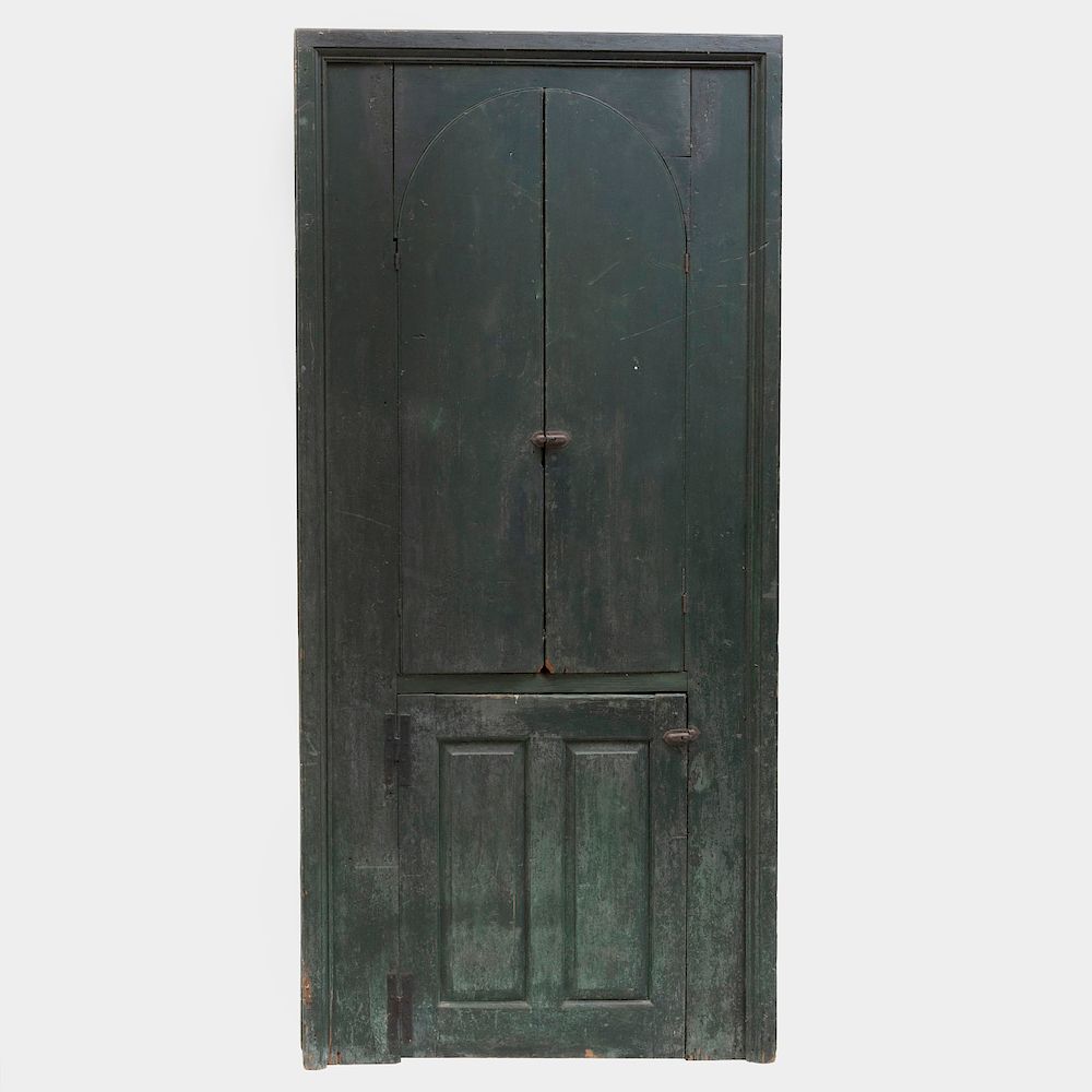 Appraisal: Hudson Valley Green Painted Corner Cupboard The upper section opening